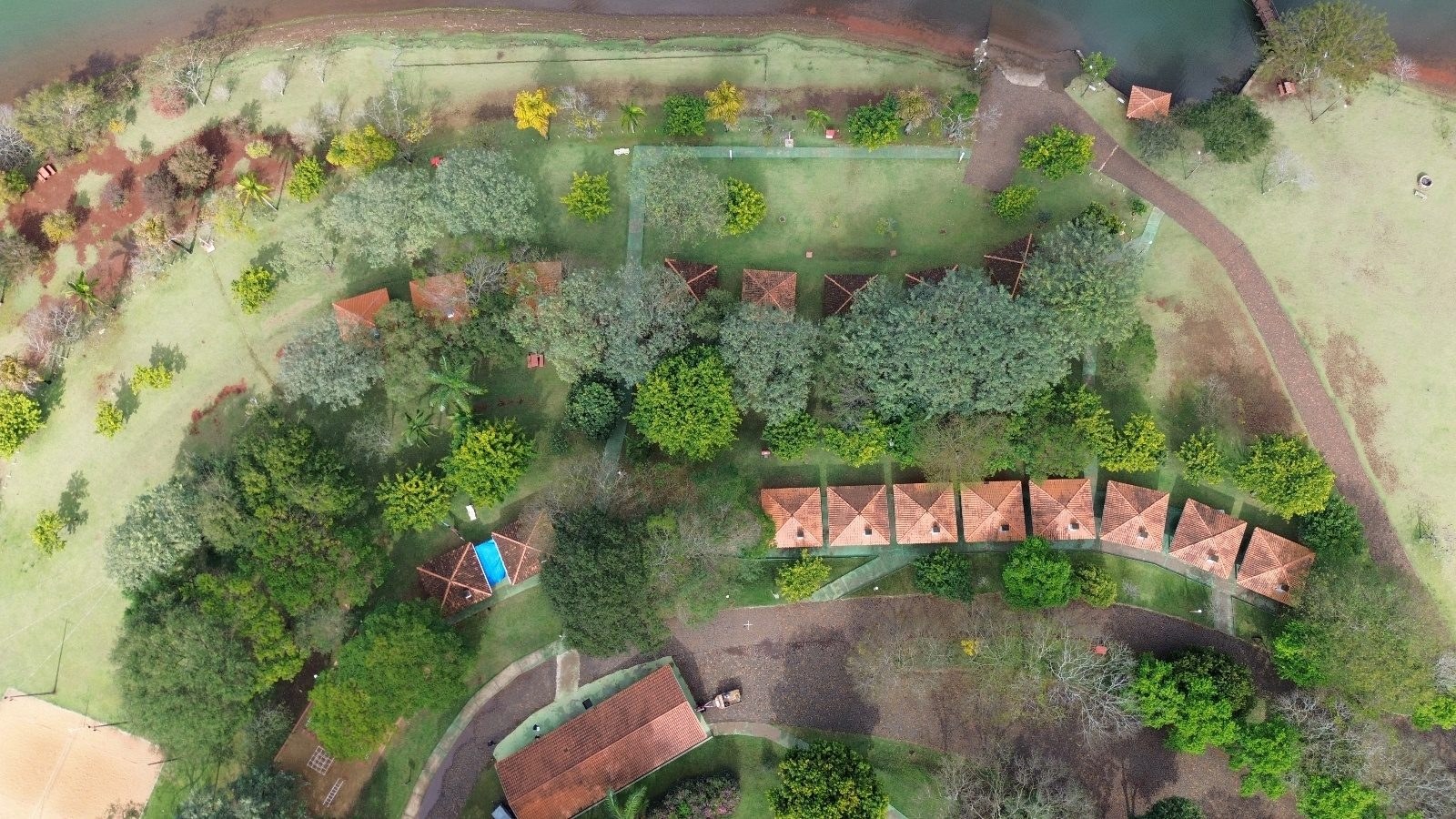 Vista aérea de área com imóveis e vegetação